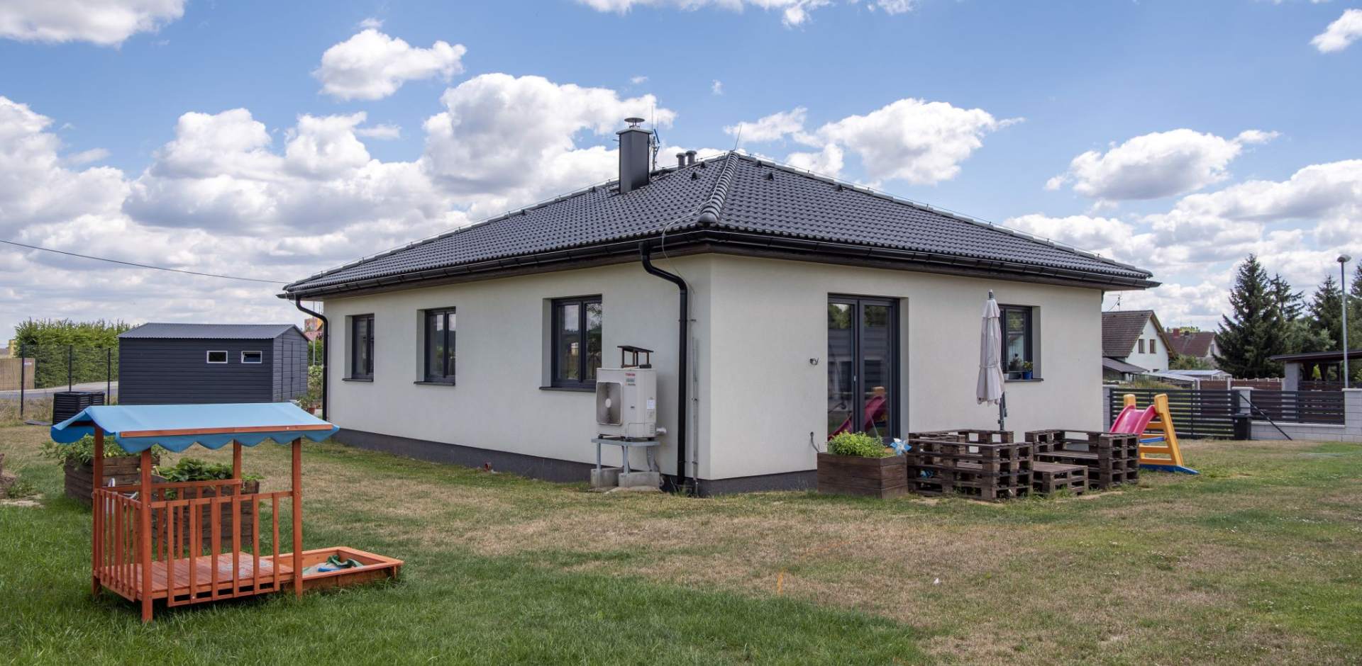 Stavba montovaného bungalovu Helios k dokončení