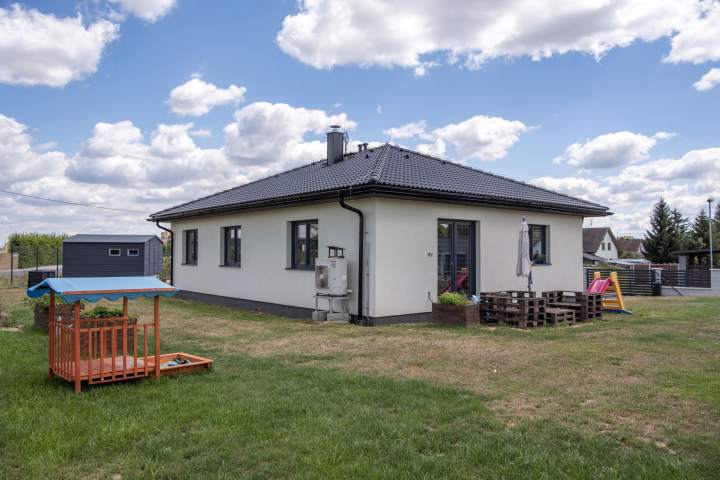 Stavba montovaného bungalovu Helios k dokončení